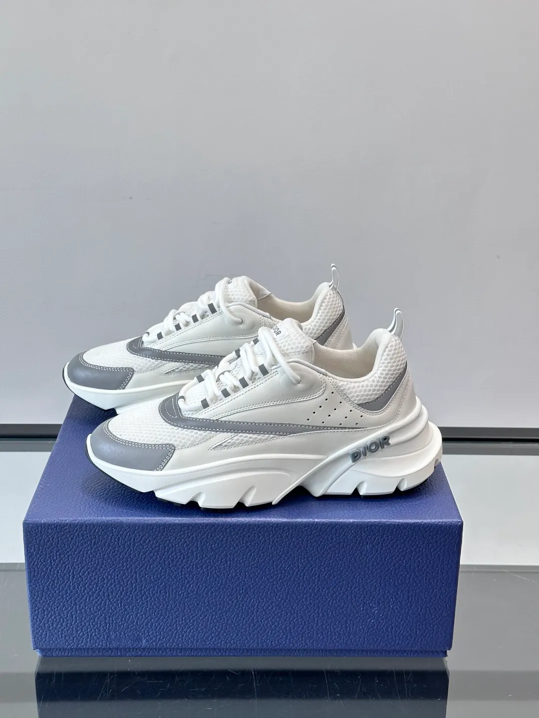 Men's shoes 💰p520 "Dior" B22 retro jogging shoes, inspired by classic jogging shoes, low-top thick sole design, cow leather + mesh fabric splicing, perfect texture and breathable. The black and white engraved rubber sole has great grip and comfort, and is OK for daily wear or sports! There is an embossed "CD" logo on the side of the shoe, which is low-key and recognizable. Rich colors, black and white, gray and blue, etc., versatile and fashionable, loved by European and American hip-hop circles and bloggers, a must-have for trendy wear size: 39-44 (customized at 45.46)
